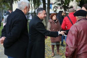 Polaganje venaca na spomenik "Balada vešanih"