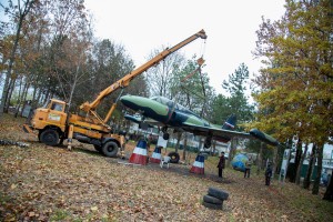 Postavljanje muzejskog eksponata aviona “Soko Jastreb NJ-21”