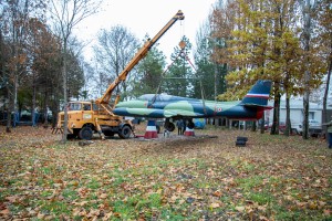 Postavljanje muzejskog eksponata aviona “Soko Jastreb NJ-21”
