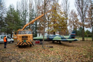 Postavljanje muzejskog eksponata aviona “Soko Jastreb NJ-21”