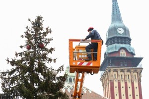 Kićenje jelke ispred zgrade Narodnog pozorišta