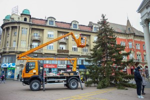Kićenje jelke ispred zgrade Narodnog pozorišta