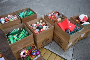 Kićenje jelke ispred zgrade Narodnog pozorišta