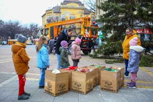 Kićenje jelke ispred zgrade Narodnog pozorišta