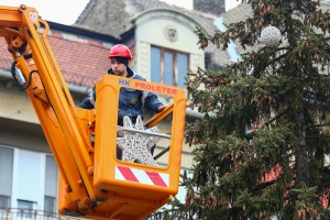 Kićenje jelke ispred zgrade Narodnog pozorišta