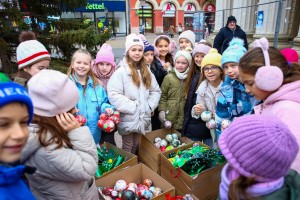 Kićenje jelke ispred zgrade Narodnog pozorišta