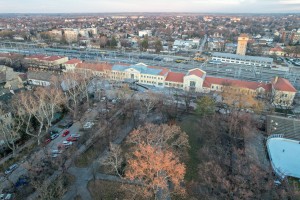 Železnička stanica i Park Ferenca Rajhla