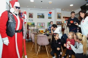 Bajkeri sa novogodišnjim paketićima za decu iz kluba "Zvuci srca"