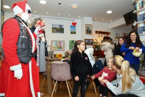 Bajkeri sa novogodišnjim paketićima za decu iz kluba "Zvuci srca"