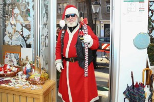 Bajkeri sa novogodišnjim paketićima za decu iz kluba "Zvuci srca"