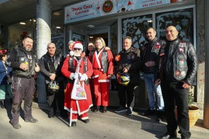 Bajkeri sa novogodišnjim paketićima za decu iz kluba "Zvuci srca"