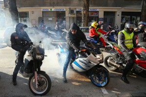 Bajkeri sa novogodišnjim paketićima za decu iz kluba "Zvuci srca"