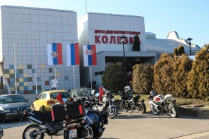 Bajkeri sa novogodišnjim paketićima za decu iz "Kolevke"