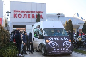 Bajkeri sa novogodišnjim paketićima za decu iz "Kolevke"