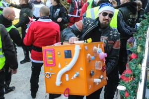 Bajkeri sa novogodišnjim paketićima za decu iz "Kolevke"