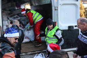 Bajkeri sa novogodišnjim paketićima za decu iz "Kolevke"