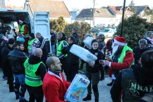 Bajkeri sa novogodišnjim paketićima za decu iz "Kolevke"