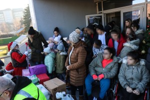 Bajkeri sa novogodišnjim paketićima za decu iz "Kolevke"