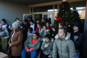 Bajkeri sa novogodišnjim paketićima za decu iz "Kolevke"