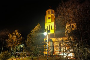 Badnje veče - paljenje badnjaka u porti hrama Svetog proroka Ilije na Paliću