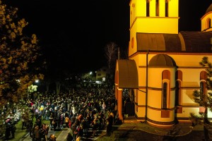 Badnje veče - paljenje badnjaka u porti hrama Svetog proroka Ilije na Paliću