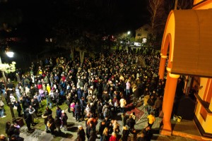 Badnje veče - paljenje badnjaka u porti hrama Svetog proroka Ilije na Paliću