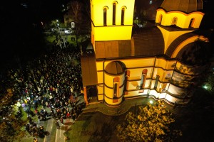 Badnje veče - paljenje badnjaka u porti hrama Svetog proroka Ilije na Paliću