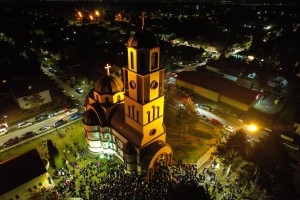 Badnje veče - paljenje badnjaka u porti hrama Svetog proroka Ilije na Paliću