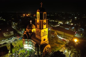 Badnje veče - paljenje badnjaka u porti hrama Svetog proroka Ilije na Paliću