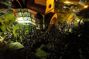 Badnje veče - paljenje badnjaka u porti hrama Svetog proroka Ilije na Paliću