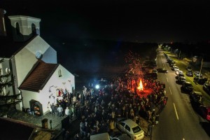 Badnje veče - paljenje badnjaka u porti hrama Svetog arhiđakona Stefana na Kelebiji