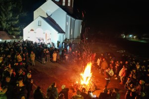 Badnje veče - paljenje badnjaka u porti hrama Svetog arhiđakona Stefana na Kelebiji