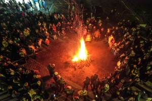 Badnje veče - paljenje badnjaka u porti hrama Svetog arhiđakona Stefana na Kelebiji