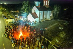 Badnje veče - paljenje badnjaka u porti hrama Svetog arhiđakona Stefana na Kelebiji