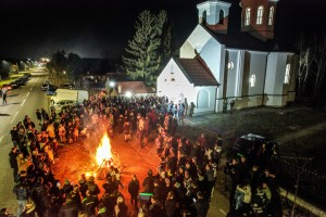 Badnje veče - paljenje badnjaka u porti hrama Svetog arhiđakona Stefana na Kelebiji
