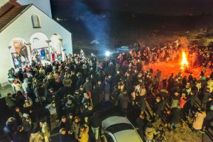 Badnje veče - paljenje badnjaka u porti hrama Svetog arhiđakona Stefana na Kelebiji