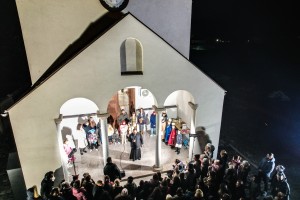 Badnje veče - paljenje badnjaka u porti hrama Svetog arhiđakona Stefana na Kelebiji