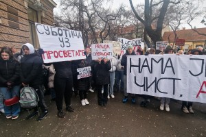 Protest ispred gimnazije