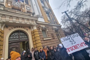Protest ispred gimnazije