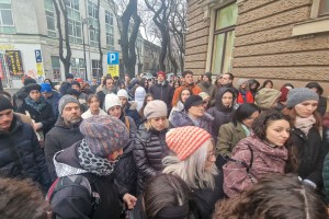 Protest ispred gimnazije