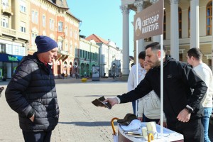 Štand za potpisivanje peticije fondacije "Svetozar Miletić"