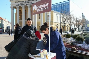 Štand za potpisivanje peticije fondacije "Svetozar Miletić"