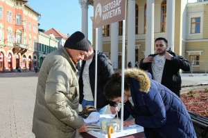 Štand za potpisivanje peticije fondacije "Svetozar Miletić"