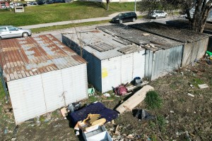 Nelegalne garaže za rušenje na Radijalcu