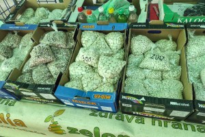 Voće i povrće na Mlečnoj pijaci