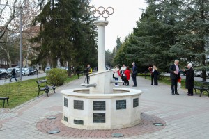Dušan Maravić - polaganje venaca na Olimpijsku česmu