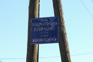 Teško prohodna (neasfaltirana) ulica Skendera Kulenovića na Zorki