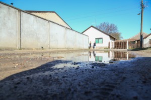 Teško prohodna (neasfaltirana) ulica Skendera Kulenovića na Zorki