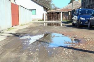 Teško prohodna (neasfaltirana) ulica Skendera Kulenovića na Zorki