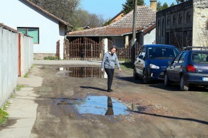 Teško prohodna (neasfaltirana) ulica Skendera Kulenovića na Zorki